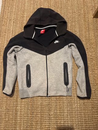 Chaqueta Nike gris y negra con capucha talla S