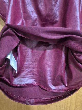 Top efecto piel tirantes burdeos