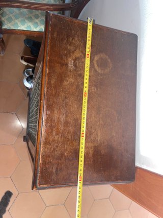 Mueble Antiguo de Madera con Rejilla