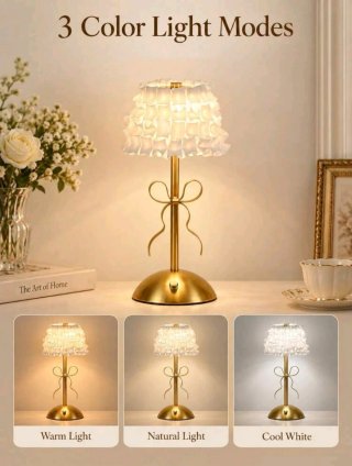 Lámpara de mesa dorada con pantalla blanca
