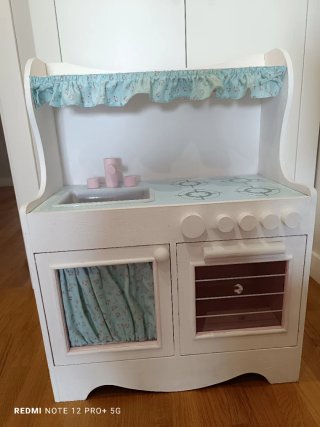 Cocina de juguete blanca con detalles