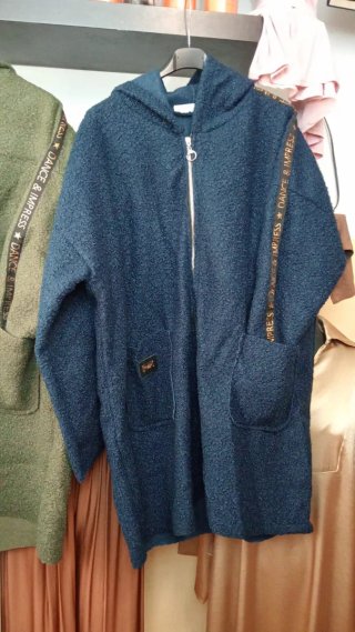 Abrigo azul con capucha