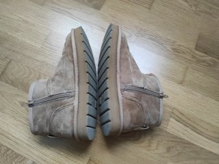 Botas de ante beige y marrón