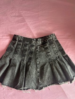 Minifalda vaquera negra con tablas Stradivarius