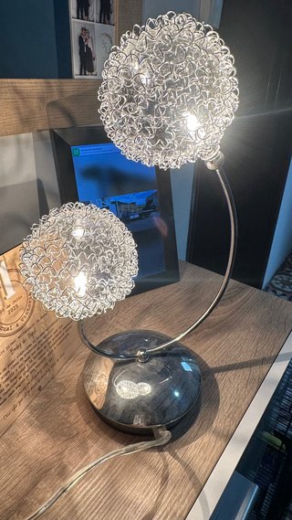 Lámpara de mesa metálica