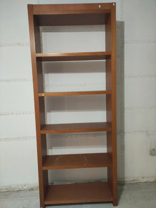 Estantería de madera marrón