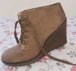 Botines tacón cuña cordones marrones