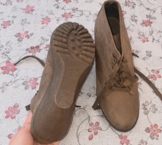Botines tacón cuña cordones marrones