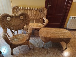 Conjunto de Mimbre: Sofá, Sillón y Mesa