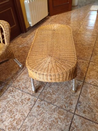 Conjunto de Mimbre: Sofá, Sillón y Mesa