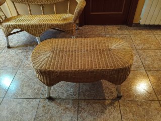 Conjunto de Mimbre: Sofá, Sillón y Mesa