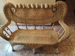 Conjunto de Mimbre: Sofá, Sillón y Mesa