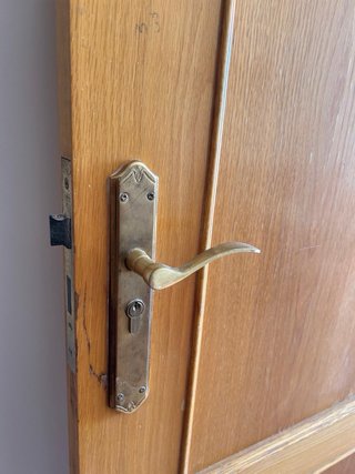 Puerta de Madera con Cerradura