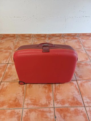 Maleta de viaje roja y granate