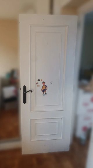 Puerta de madera blanca con molduras