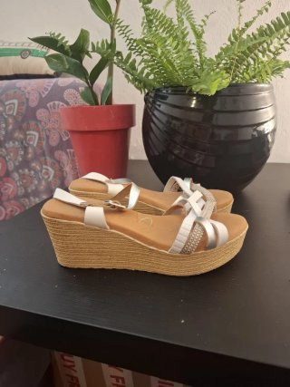 Sandalias de Tira Blanca con Plataforma