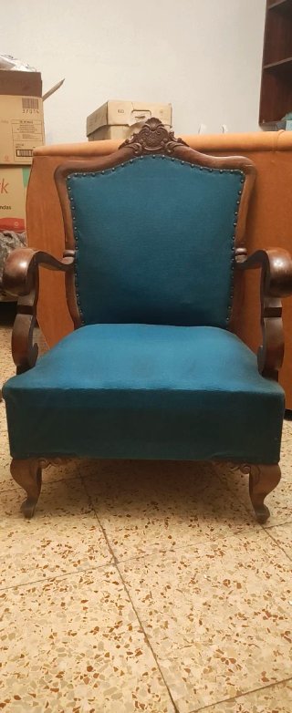 Sillón antiguo de madera y tela