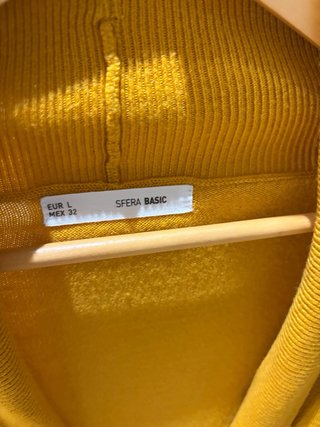 Chaqueta mostaza con broche