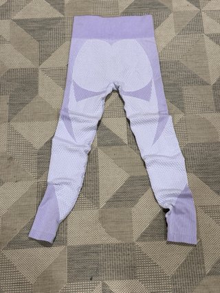 leggings deportivos lilas y blancos