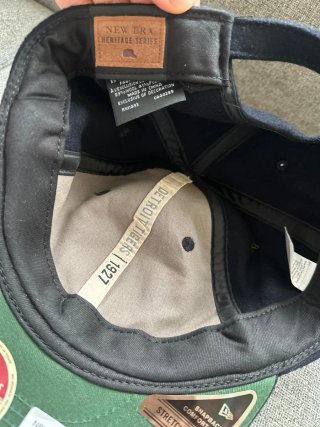 Gorra New Era Negra con Parche Tigre