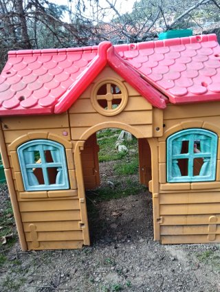 Casita de plástico para niños y 2 mesas