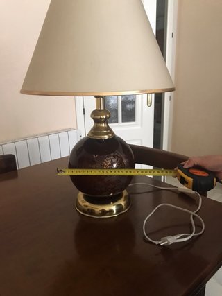 Lámpara grande de mesa , en cristal y metal.
