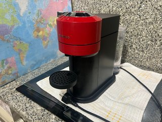 Cafetera Nespresso Vertuo Roja y Negra