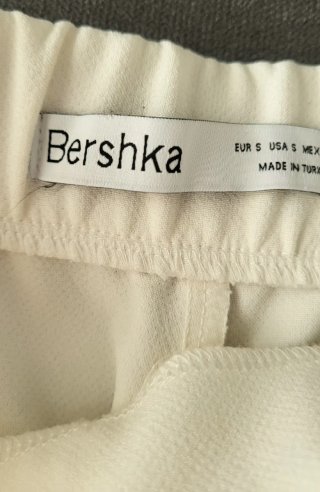 Falda pantalón corta beige con hebilla