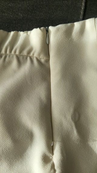 Falda pantalón corta beige con hebilla