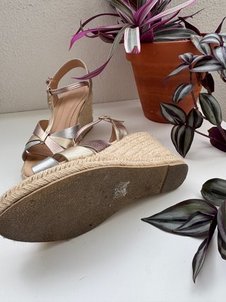 Sandalias de cuña doradas y plateadas Talla 37