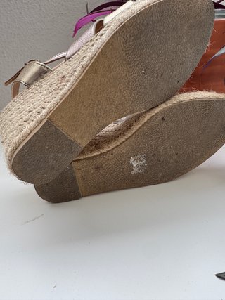 Sandalias de cuña doradas y plateadas Talla 37