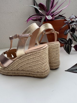 Sandalias de cuña doradas y plateadas Talla 37