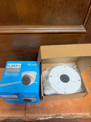 Cámara de Seguridad IP Dome Hikvision 4MP+ soporte