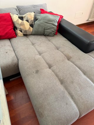 Divano angolare beige e nero con penisola