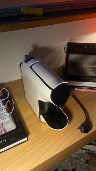 Cafetera de cápsulas blanca
