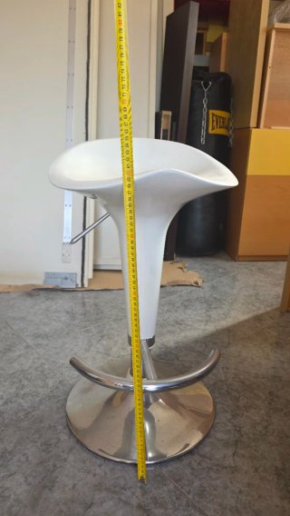 Taburete de barra blanco y plateado