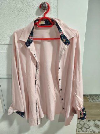 Camisa Rosa con Detalles Florales