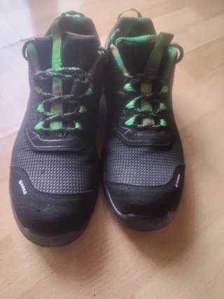 Zapatos de trabajo negros y verdes