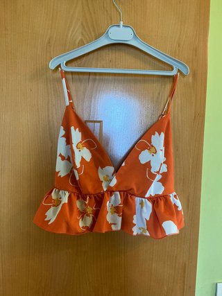 Top floral naranja y blanco