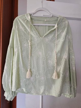Blusa Verde con Bordados Florales