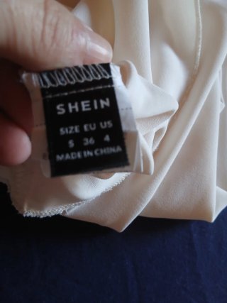 Camisa Fluida Beig fluida escote cierre lazos