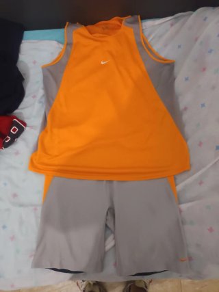 Conjunto deportivo Nike naranja y gris