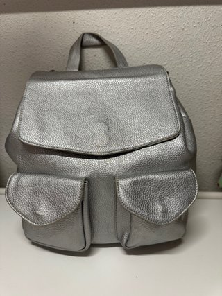 Mochila plateada con bolsillos