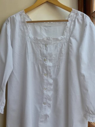 Camisón antiguo de algodón blanco con encaje