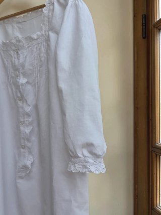 Camisón antiguo de algodón blanco con encaje