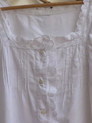 Camisón antiguo de algodón blanco con encaje