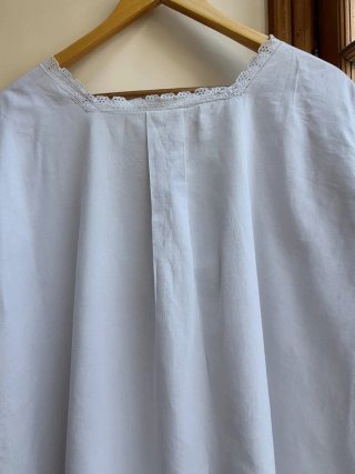 Camisón antiguo de algodón blanco con encaje