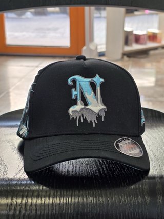 Gorra Negra con Bordado
