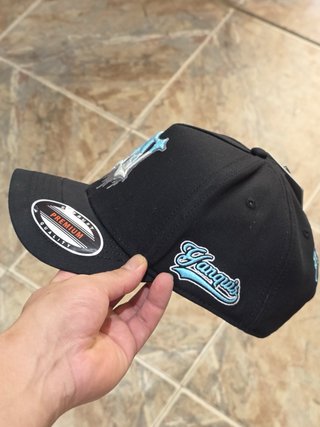 Gorra Negra con Bordado