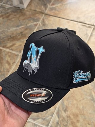 Gorra Negra con Bordado